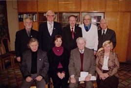 Grupė žinyno rengėjų. Sėdi (iš kairės): dr. V. Bagdonavičius, D. Valentukevičienė, akad. Z. Zinkevičius, V. Budrikienė; stovi: V. Kaltenis, dr. A. Matulevičius, V. Gocentas, A. Žemaitaitis, A. Račis. 2010 m.